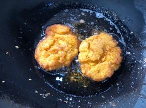 放入油锅中炸熟，中小火，