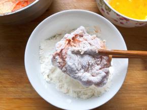 鸡腿肉裹上一层面粉