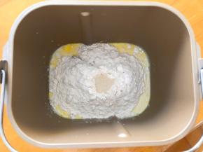 先做汉堡胚，将黄油以上全部材料放入面包机中，和面10分钟