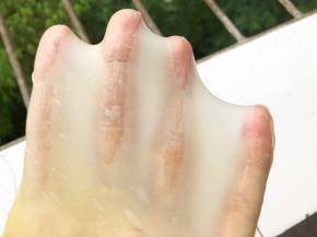 能拉出手套膜即可