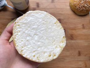 下面那层面包抹上沙拉酱