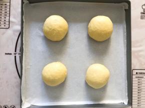 将面团拿出排气，揉圆，放入烤盘，放入烤箱二次发酵30分钟，放一碗热水增加湿气