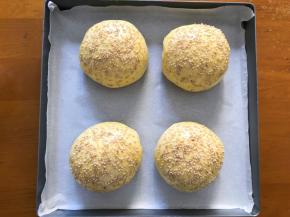 拿出刷上蛋液，撒上白芝麻