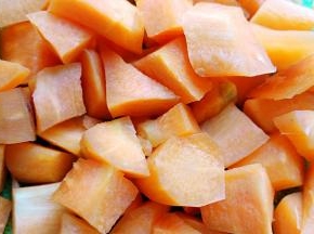 将胡萝卜去皮切块