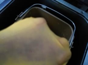 将面包所有原料放入面包桶，揉至出薄膜