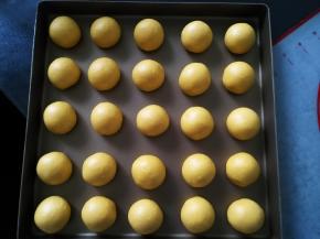 逐个搓圆，尽量用力搓实搓圆，摆入烤盘