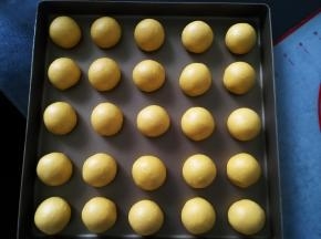 逐个搓圆，尽量用力搓实搓圆，摆入烤盘