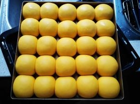 放入烤箱二发（烤箱最下层放置盛水的烤盘），发到原先的两倍大