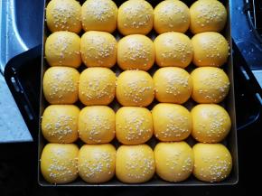 表面喷水，撒白芝麻，用手轻轻按，使芝麻充分粘合