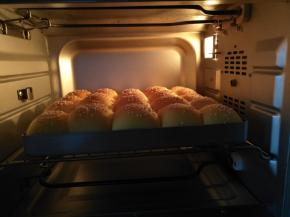 放入预热好的烤箱中层上下火160度，大约烘烤20分钟