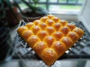 将面包移到烤架上，趁热抹融化的黄油，冷却至手温，装袋密封