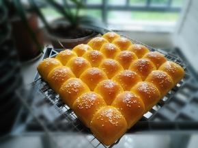 将面包移到烤架上，趁热抹融化的黄油，冷却至手温，装袋密封