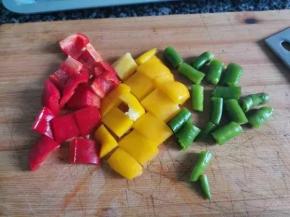 彩椒切小块，青椒切小段