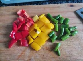 彩椒切小块，青椒切小段