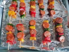 均匀的刷在肉串上，撒一层现磨黑胡椒