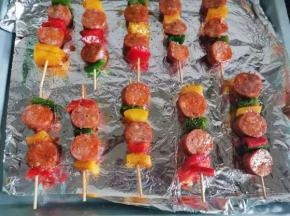 均匀的刷在肉串上，撒一层现磨黑胡椒