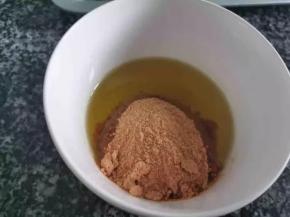 食用油加入cook100法式黑椒烤肉料，1:1混合均匀