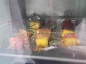 送入提前预热好的烤箱，上下火200度，烘烤15分钟