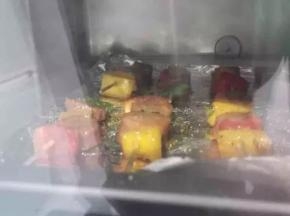 送入提前预热好的烤箱，上下火200度，烘烤15分钟