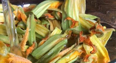 撕碎，洗净沥水