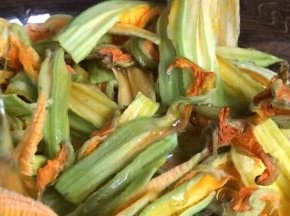 撕碎，洗净沥水