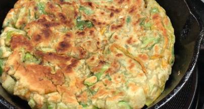 煎至表面变色，翻面，煎至两面金黄色即可