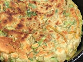 煎至表面变色，翻面，煎至两面金黄色即可