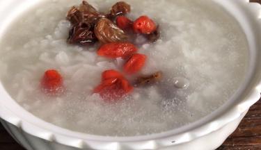 加入葡萄干和枸杞
