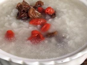 加入葡萄干和枸杞