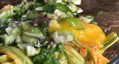 再加一个鸡蛋，搅拌均匀后腌制一会