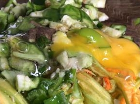 再加一个鸡蛋，搅拌均匀后腌制一会