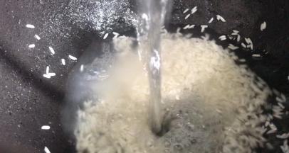 糯米洗净，放入锅中加入适量清水，浸泡半小时