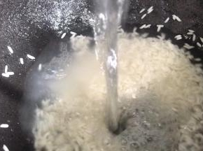 糯米洗净，放入锅中加入适量清水，浸泡半小时