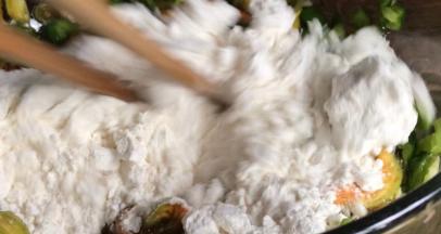 加入面粉，搅拌均匀