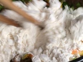 加入面粉，搅拌均匀