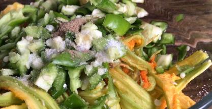 加入盐、胡椒粉、味精