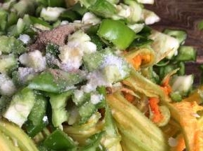 加入盐、胡椒粉、味精