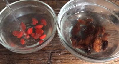 用开水冲泡葡萄干和枸杞，备用
