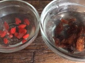 用开水冲泡葡萄干和枸杞，备用
