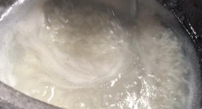 期间记得糯米需要经常搅拌，以免粘锅