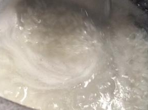 期间记得糯米需要经常搅拌，以免粘锅