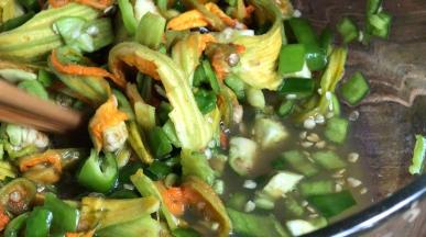 腌制至变软，出汁水即可