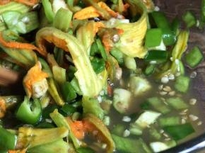 腌制至变软，出汁水即可