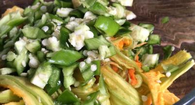 青椒摘洗干净，切碎放入南瓜花中