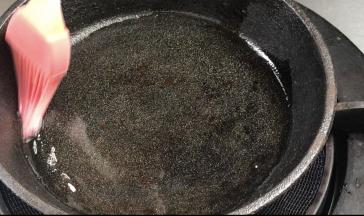 热锅刷一层薄薄的油