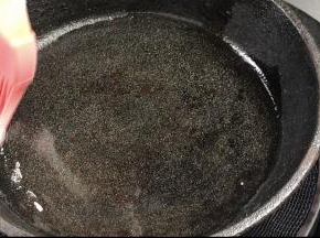 热锅刷一层薄薄的油