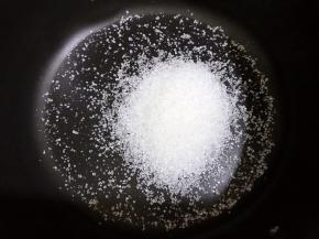 无油奶锅里加入白糖，我用了70克