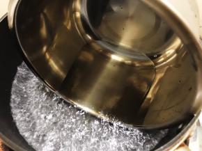 烧一小锅水，把装酸奶的发酵的容器和搅拌的工具放入锅里煮两分钟消毒