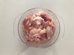 鸡肉去骨切块。