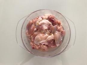 鸡肉去骨切块。